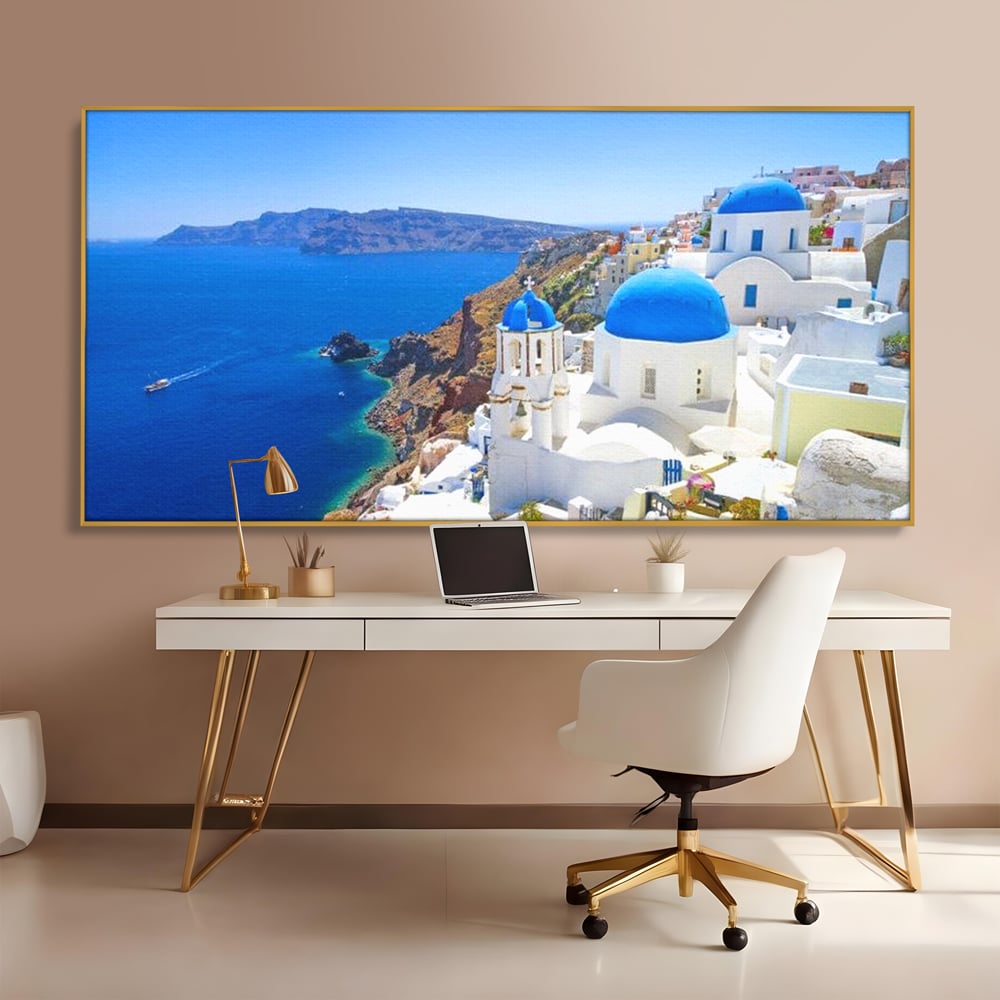 Tablou canvas cu tablou canvas cu peisaj din santorini, in rama de aluminiu auriu, pe perete intr-un birou